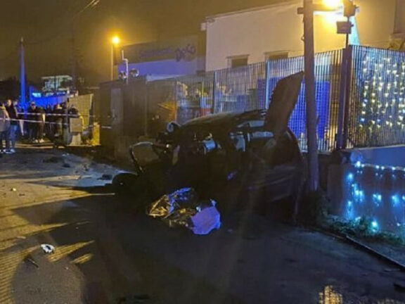 Auto contro pilastro: tre giovanissimi muoiono la notte di Natale