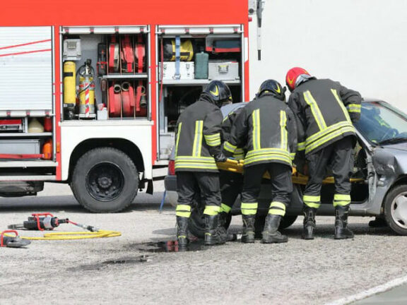 Dramma alla pompa di benzina: muore mentre spegne auto in fiamme