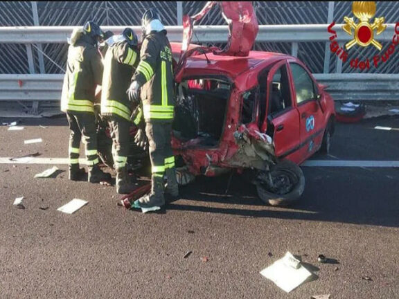 Maxi tamponamento, automobilista vola giù dal cavalcavia e muore