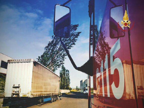 Muore camionista schiacciato da un cancello