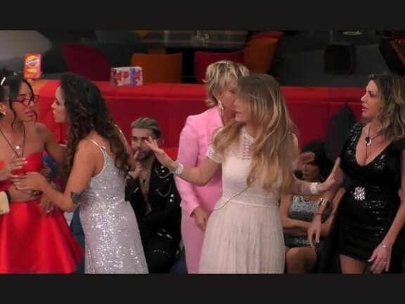 Maria Monsè contro tutte: “Ha tentato di avvelenarmi…”