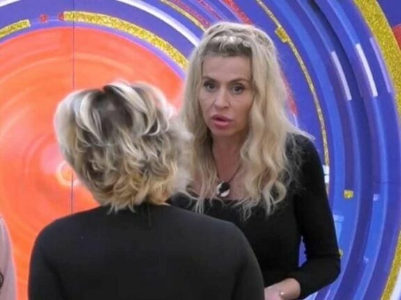 Carmen Russo durissimo faccia a faccia con Valeria Marini