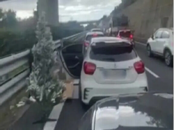 Stanco della coda fa l’albero di Natale in autostrada