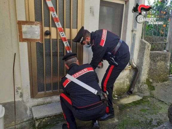 Ammazza la moglie soffocandola, poi avvisa datore di lavoro