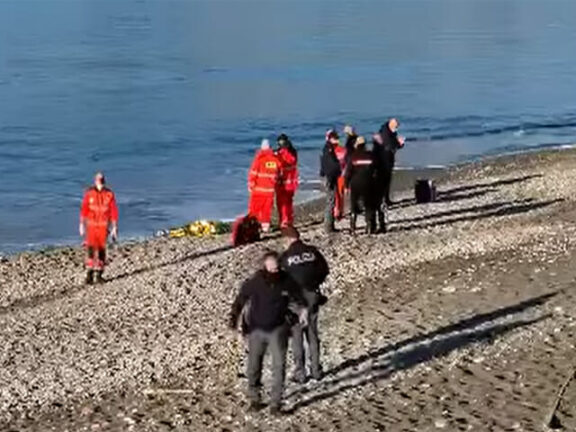 Corpo di un uomo morto ritrovato in spiaggia sul lungomare Marconi