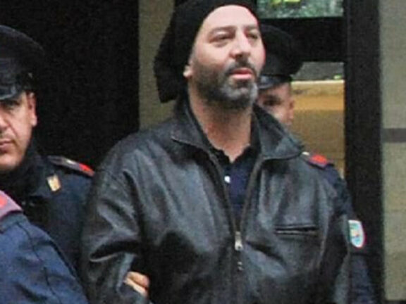 Fidanzato la tradisce con la madre: lei gli spara in testa mentre dorme