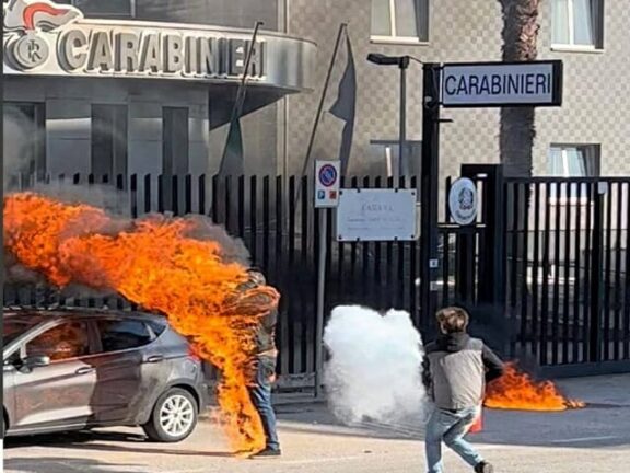 Insegnante di 33 anni si dà fuoco davanti alla caserma dei carabinieri