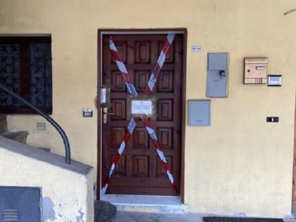 Padre uccide il figlio di 7 anni con una coltellata alla gola