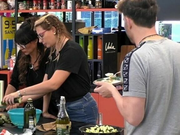 Manila umiliata da Giacomo Urtis: “Hai un contratto da governante?”