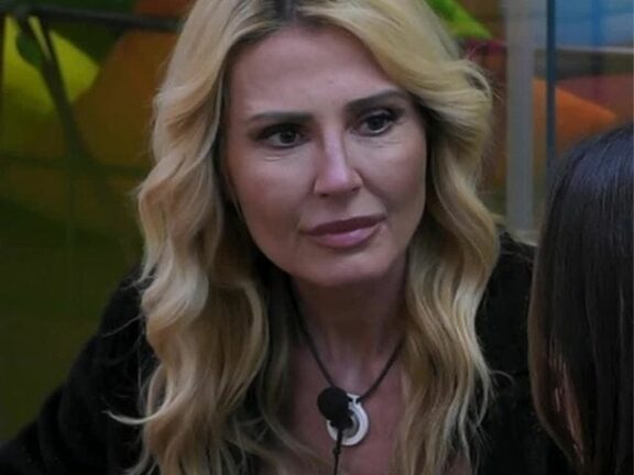 Nathaly affossa Delia Duran: “Tu hai una dipendenza, devi…”