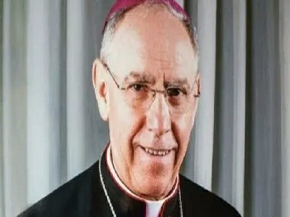Vescovo di Teano: ai preti no vax proibito dare la comunione