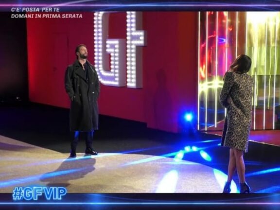 Delia Duran lancia l’anello ad Alex Belli: La Casa è stanca