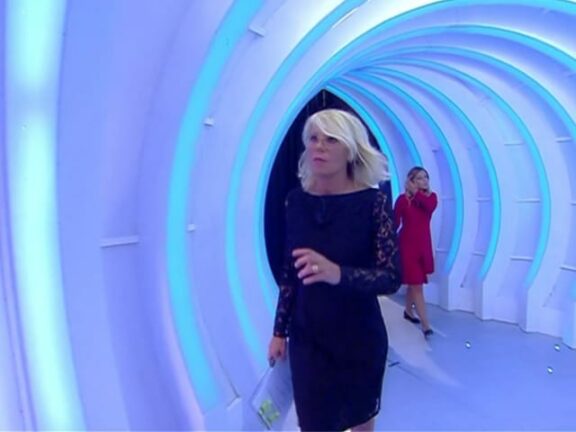 Maria De Filippi lascia lo studio. Va dietro le quinte: “devo dire che…”