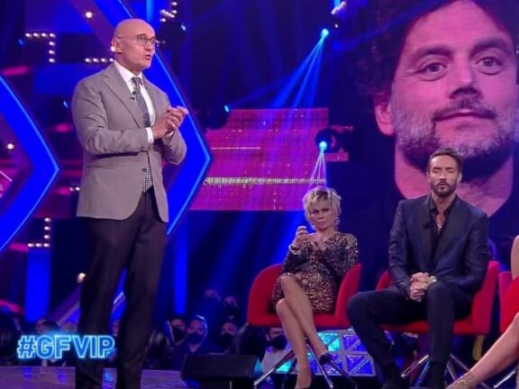 Alex Belli umiliato in diretta da Signorini: “Stai al tuo posto, non son un fesso io…”