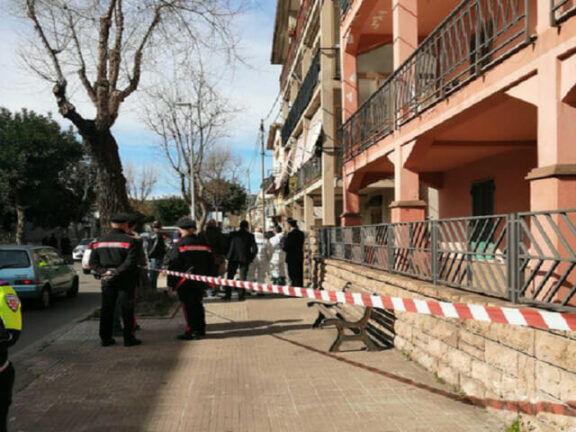 Cadavere con ferita alla testa, trovati soldi sparsi a terra