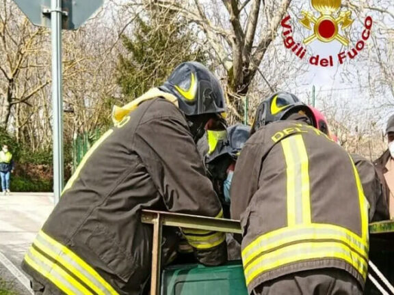 Esce di casa per fare legna e muore precipitando in un burrone