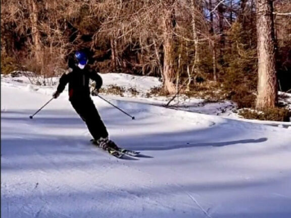Giovane sciatore finisce contro un albero e muore