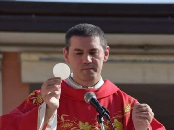 Giovane prete atteso per la Messa, trovato morto in casa