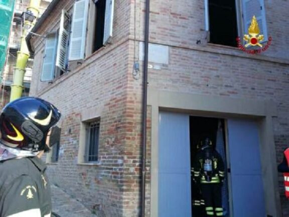 Incendio in casa centro storico Fermo, morto 57enne