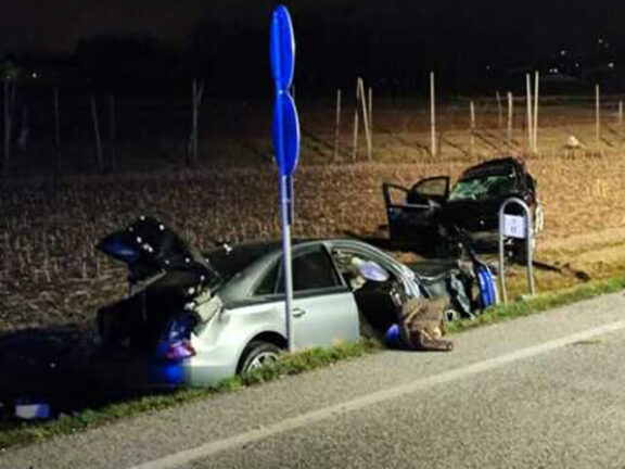 Incidente fra auto: muore una cinquantenne e due feriti