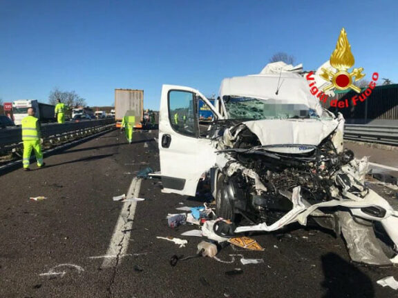 Incidente A4: conducente furgone muore schiacciato tra due tir