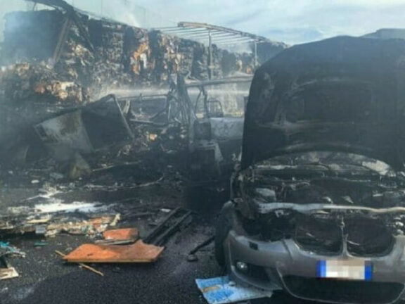 Incidente sull’A1: in fiamme due camion e un’auto, due vittime