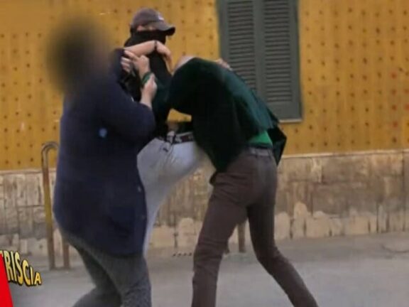 Luca Abete, inviato di Striscia, preso a calci e sputi