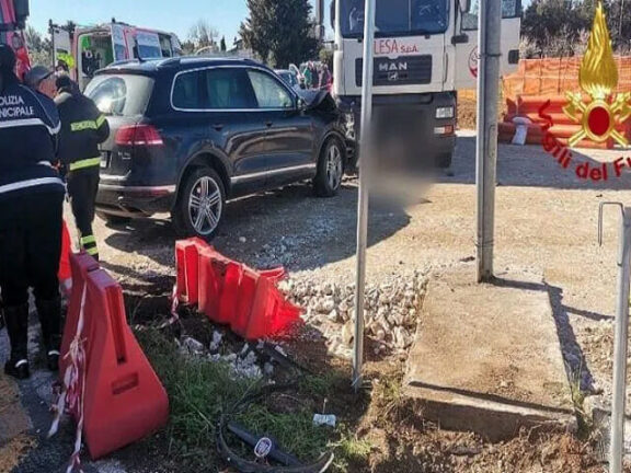 Operaio muore schiacciato da un Suv contro un camion