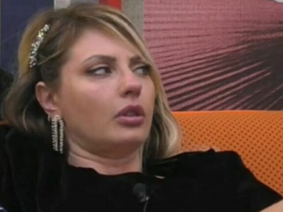 Manila distrugge tutto: “Altro che buona sei una vipera”