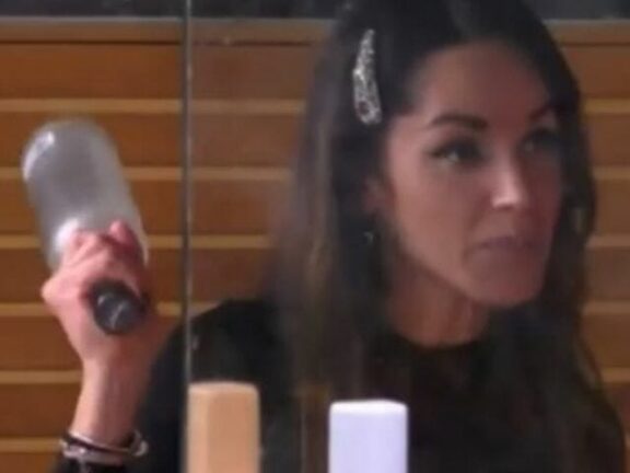 Delia Duran fuori controllo, scatto violento: “Ti spacco la bottiglia in…”