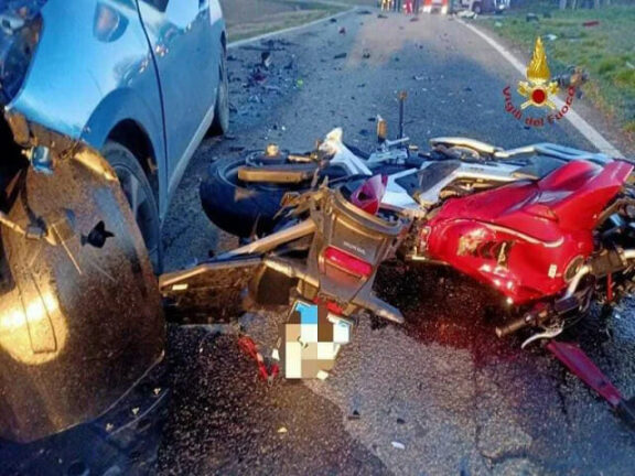 Scontro frontale tra auto e moto: due persone morte sul colpo