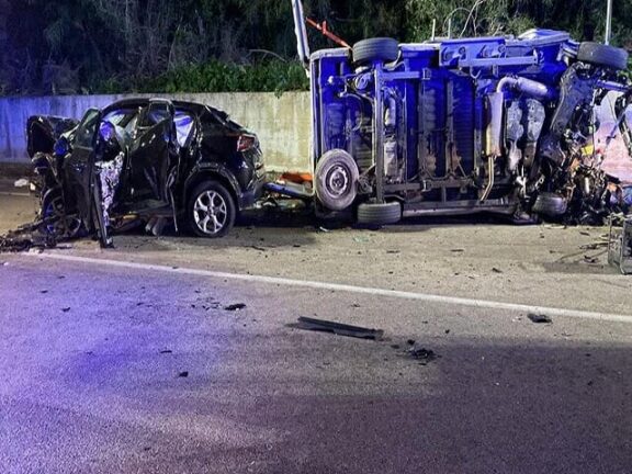 Tragico incidente: tre morti nello scontro tra auto e ambulanza