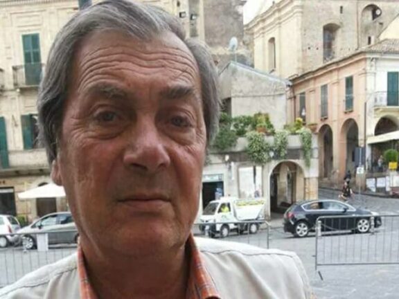 Ucciso a colpi di pistola mentre va a Messa