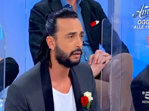 Uomini e Donne: “Tu allunghi le mani”, il cavaliere sbotta