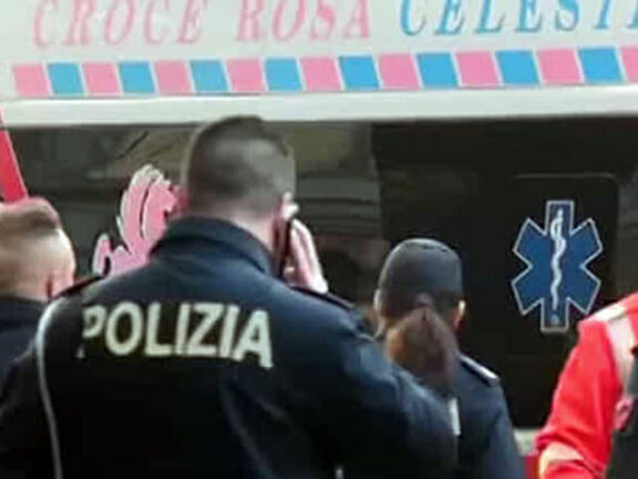 Uomo ucciso a coltellate in casa