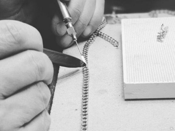 Loredana Manera stupisce tutti: “Cambiando il colore della pietra diventano gioielli unici”