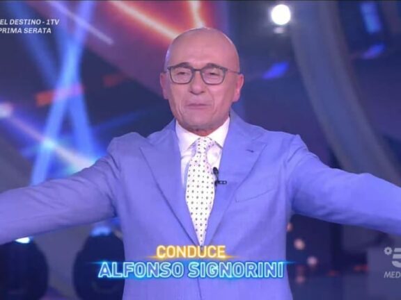 Alfonso Signorini partenza con il botto. Subito Caos in studio