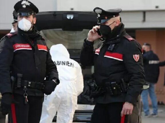 Ammazza la moglie e tenta il suicidio lanciandosi nel vuoto