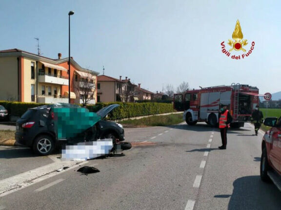 Auto contro moto: tre morti, tra di loro una mamma e la figlia di 7 anni