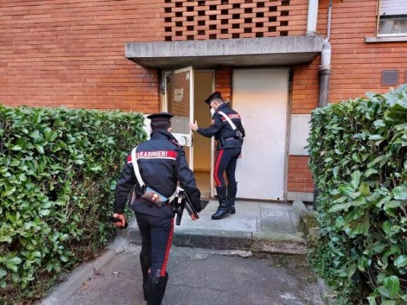 Donna uccisa in casa a coltellate: sotto interrogatorio i figli