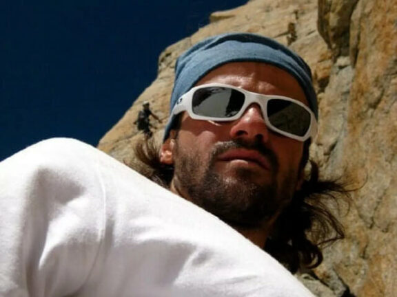 Guida alpina precipita e muore dopo il lancio con il parapendio