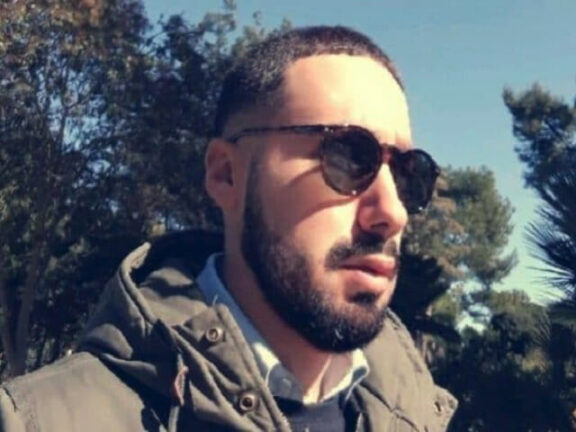 Lui muore a 35 anni, il padre spira poche ore dopo