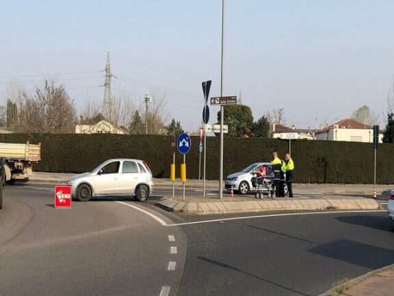 Mamma e figlio investiti sulle strisce: muore bimbo di 3 mesi