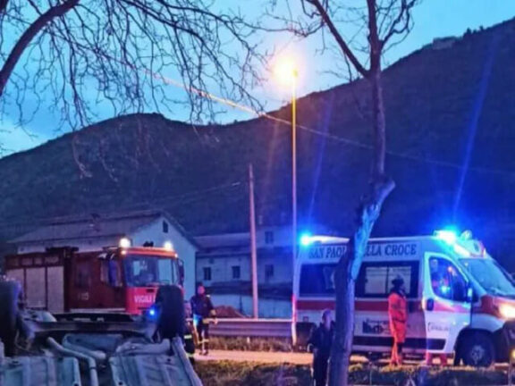 Sbanda con l’auto e finisce nella scarpata, morto 32enne