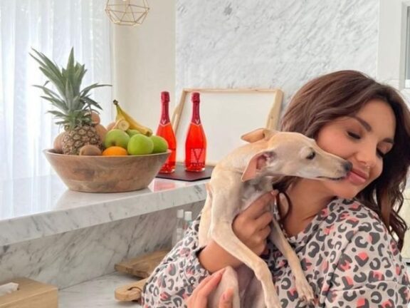 Elettra Lamborghini fa l’aperitivo con Aviva, la foto conquista i fan