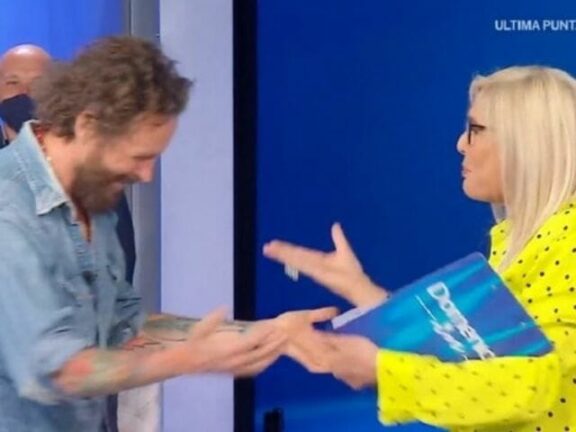 Mara Venier imbarazzo in diretta con Jovanotti: “La camicia si…”