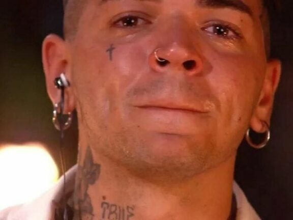 Blind gravissime accuse dall’Italia: “Spaccava le porte e mi chiamava…”