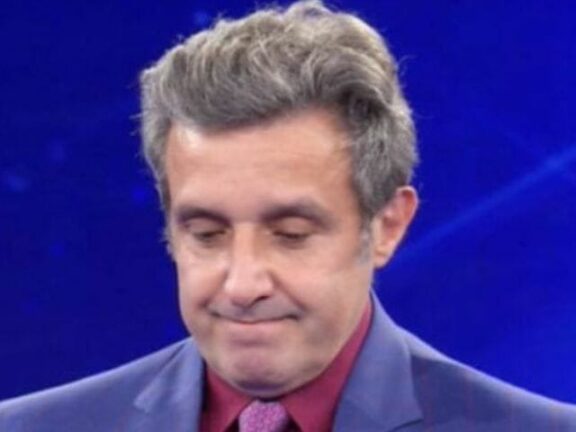 Flavio Insinna la Rai lo sostituisce con il famoso collega
