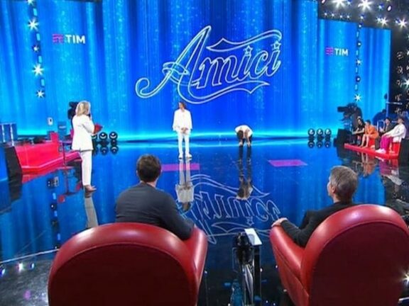 Amici Albe attacca Maria De Filippi che non la prende bene