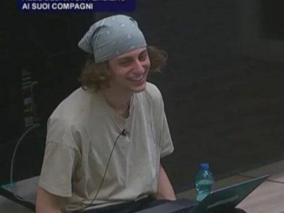 Albe la dedica ai compagni di Amici fa emozionare tutti